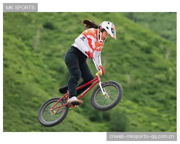 BMX与汽车黄江自由式小轮车：东莞国际车展上的激情碰撞